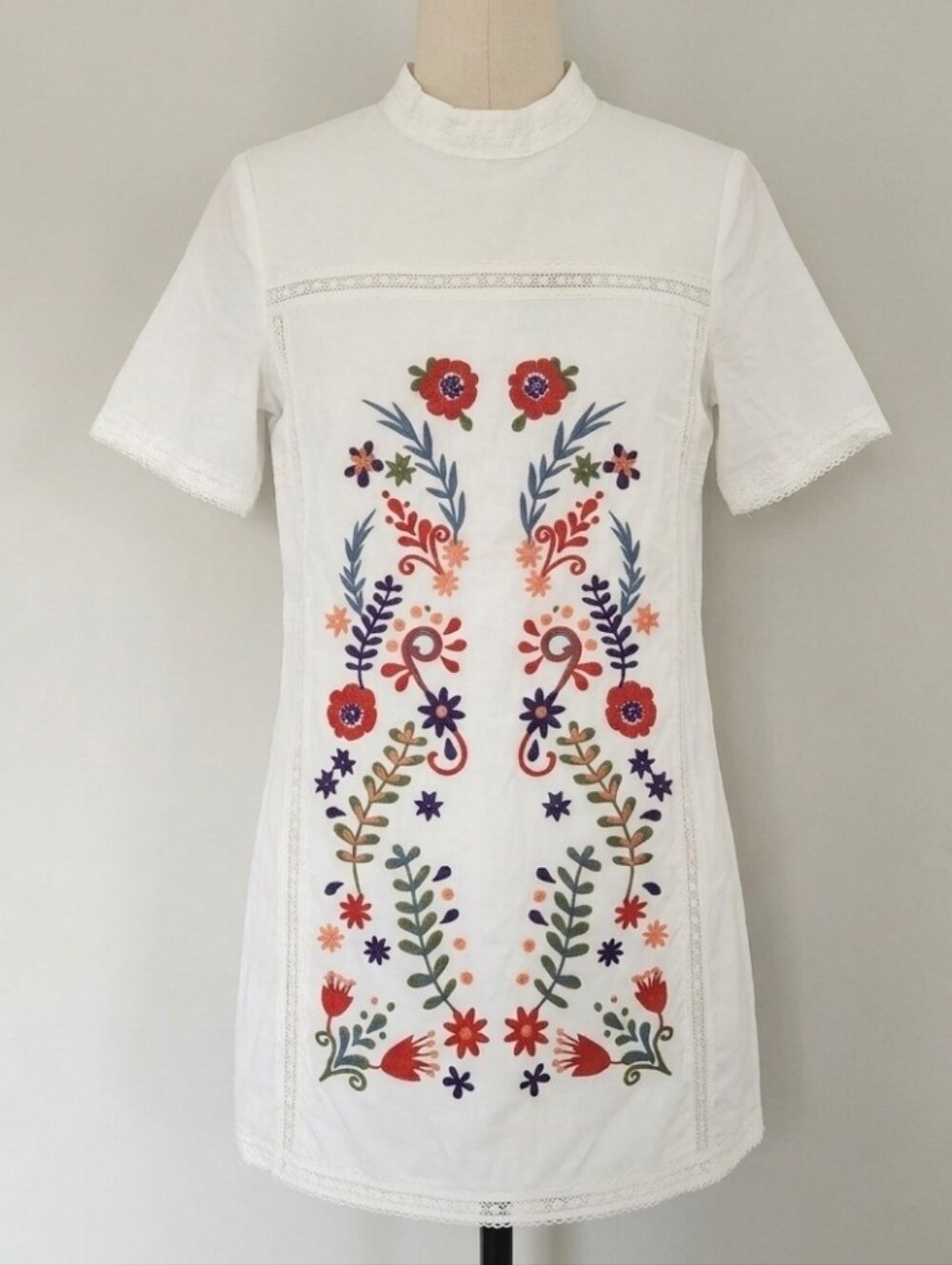 White Floral Embroidered Shift Mini Dress Mock Neck High Lace Trim US 6 Cotton